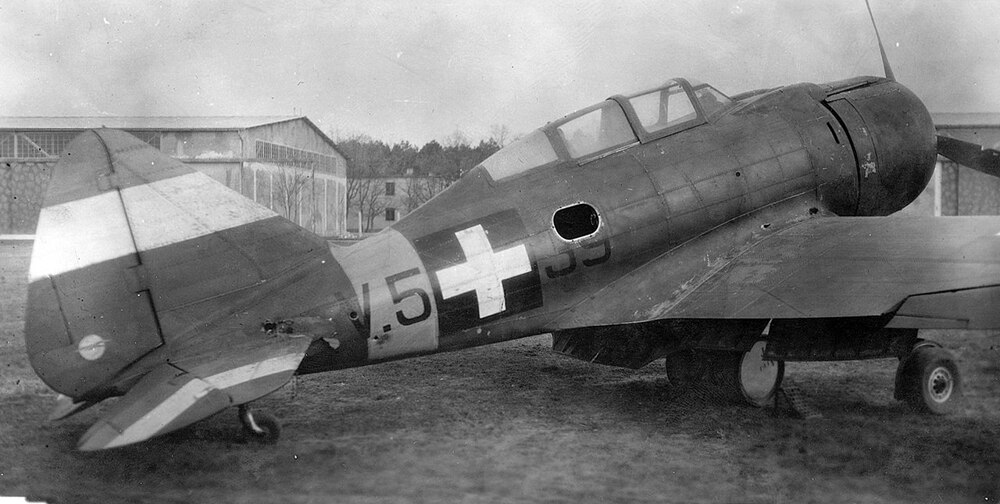 1280px-Repülőtér,_1944._április_13._Kass_Ferenc_őrmester_légiharcban_megsérült_MÁVAG_Héja_II._vadászrepülőgépe._Fortepan_9233
