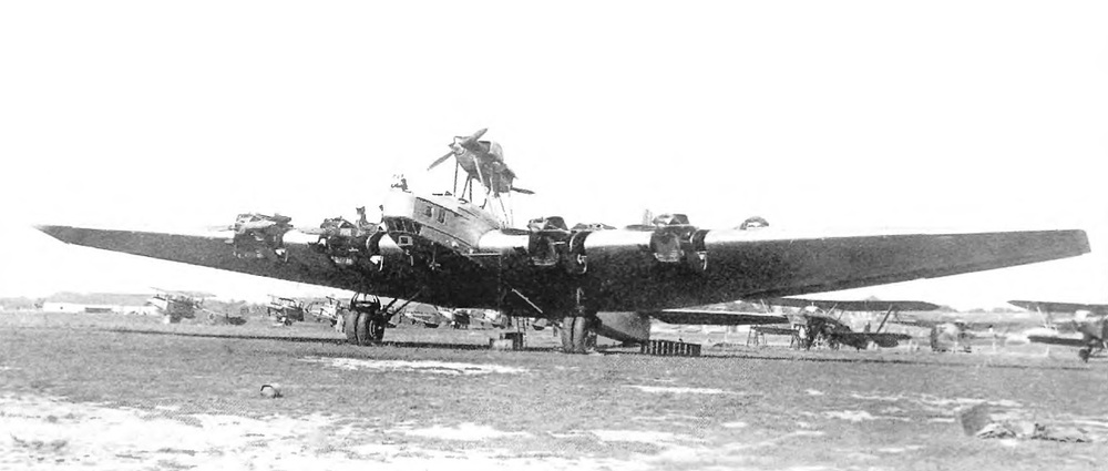 Bombardirovshhik-TB-4-ANT-16-na-stoyanke.