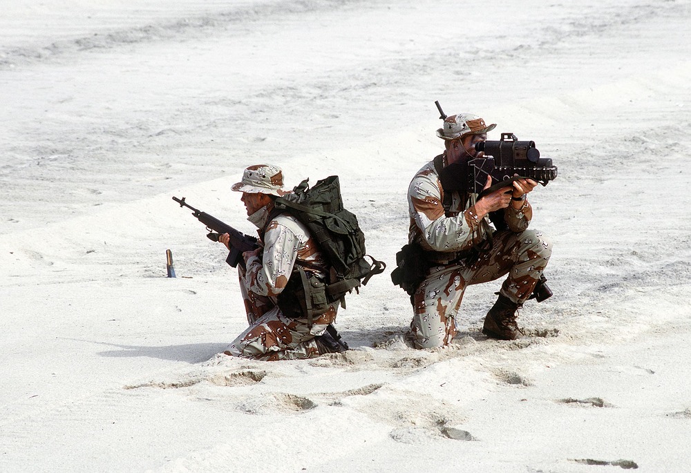 US_Navy_SEALs_with_laser_designator