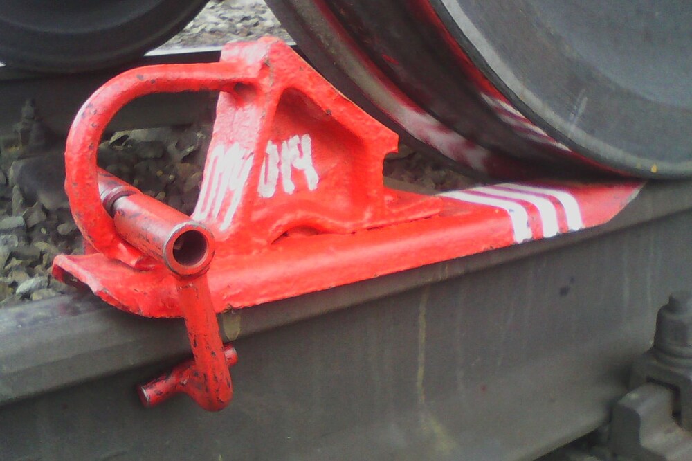 Тормозной_башмак_установленный_со_скобой_f08