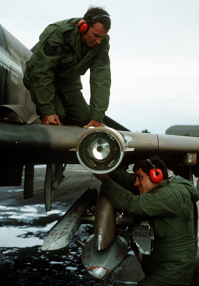TISEO_on_a_McDonnell_Douglas_F-4E_Phantom_II_of_the_335th_TFS,22_August_1982(6366101)