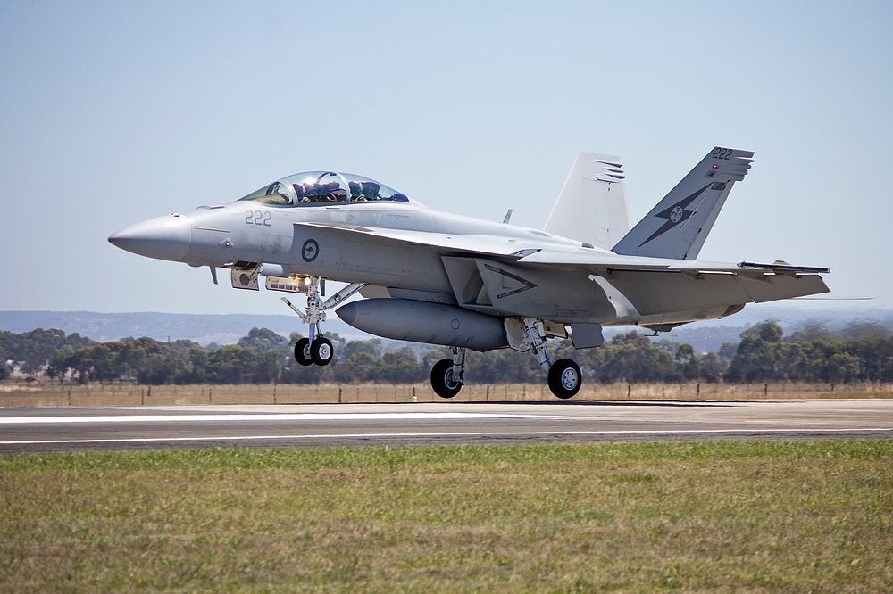 RAAF_(A44-222)_FA_18F_Super_Hornet_landing