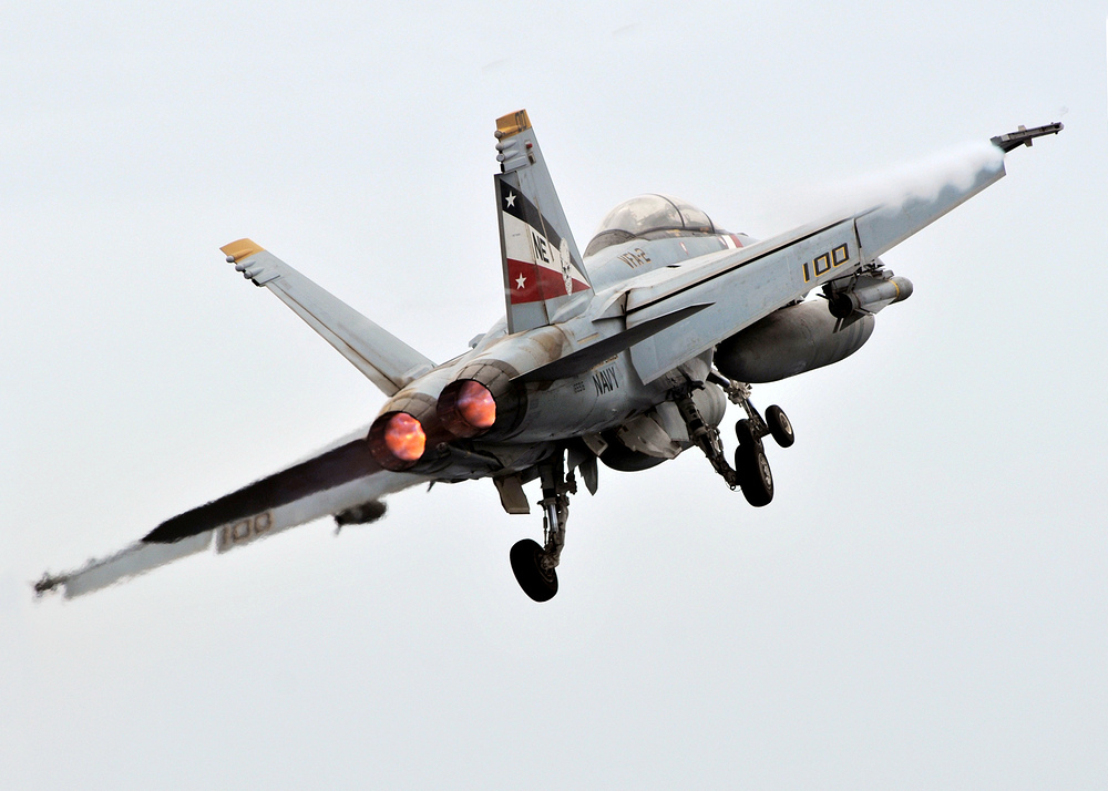 F-18F_after_launch_from_USS_Abraham_Lincoln_(CVN-72)