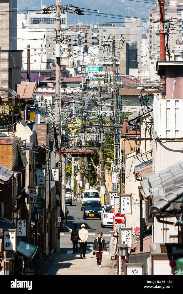 japan-kyoto-telephoto-view-along-typical-japanese-long-narrow-shopping-F614BD
