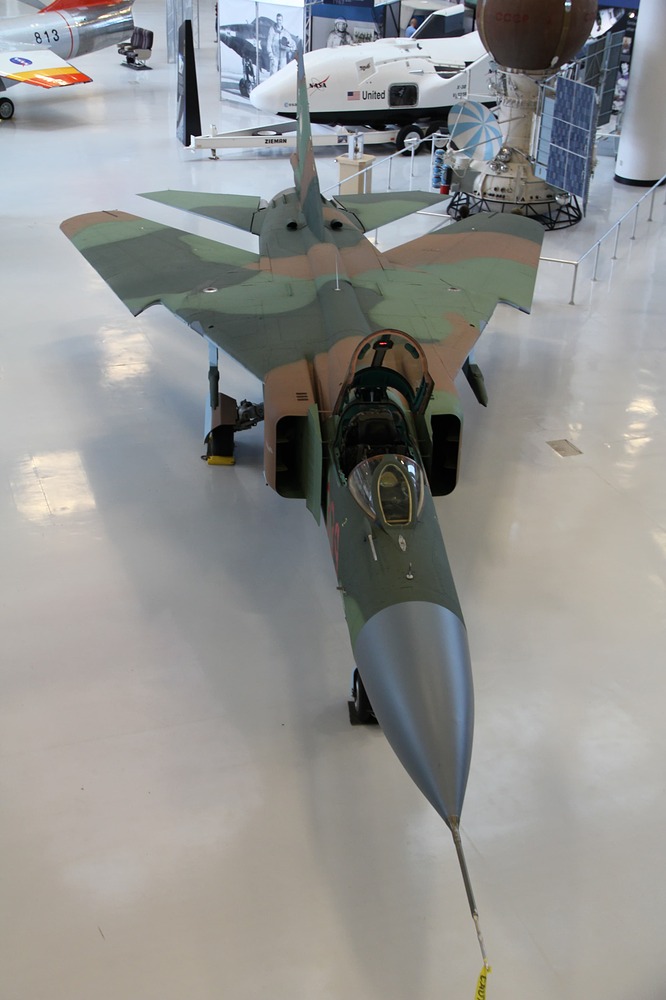 Mikoyan-Gurevich_Mig-23_Flogger_(6586661743)_(2)