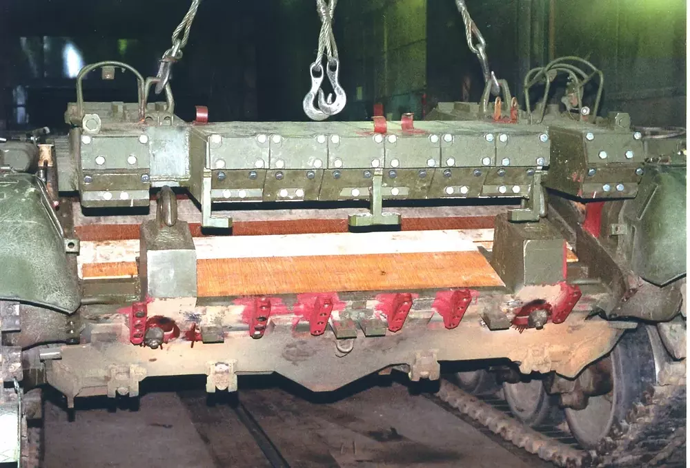 duplet-era-being-installed-on-a-ukrainian-bm-oplot-tank-im-v0-pd93rlb79xlc1