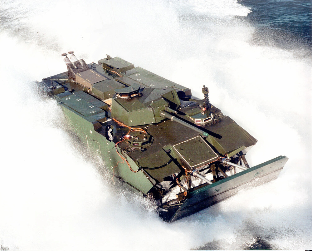 Expeditionary_Fighting_Vehicle_at_speed_in_water