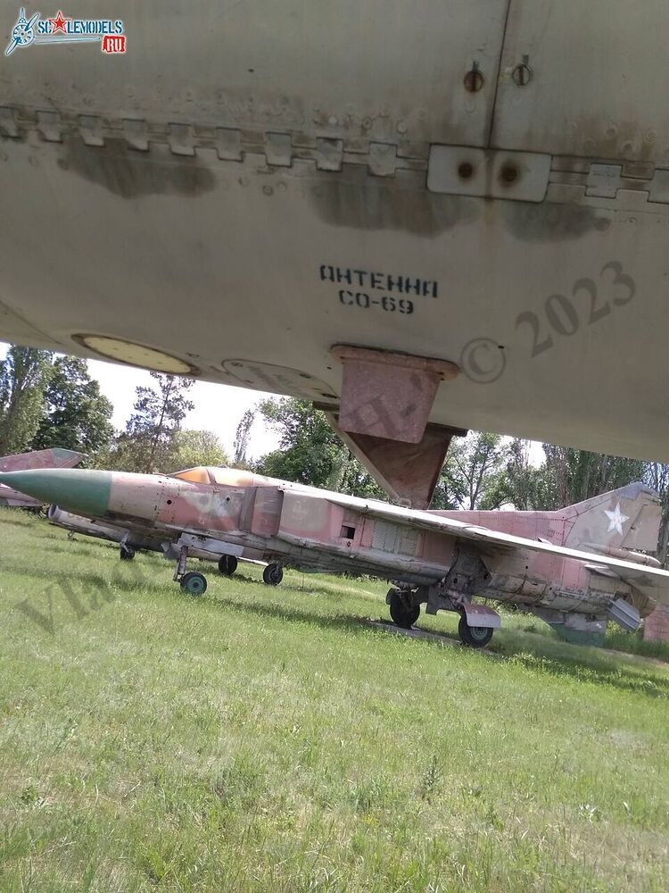MiG-27D_Lugansk_81