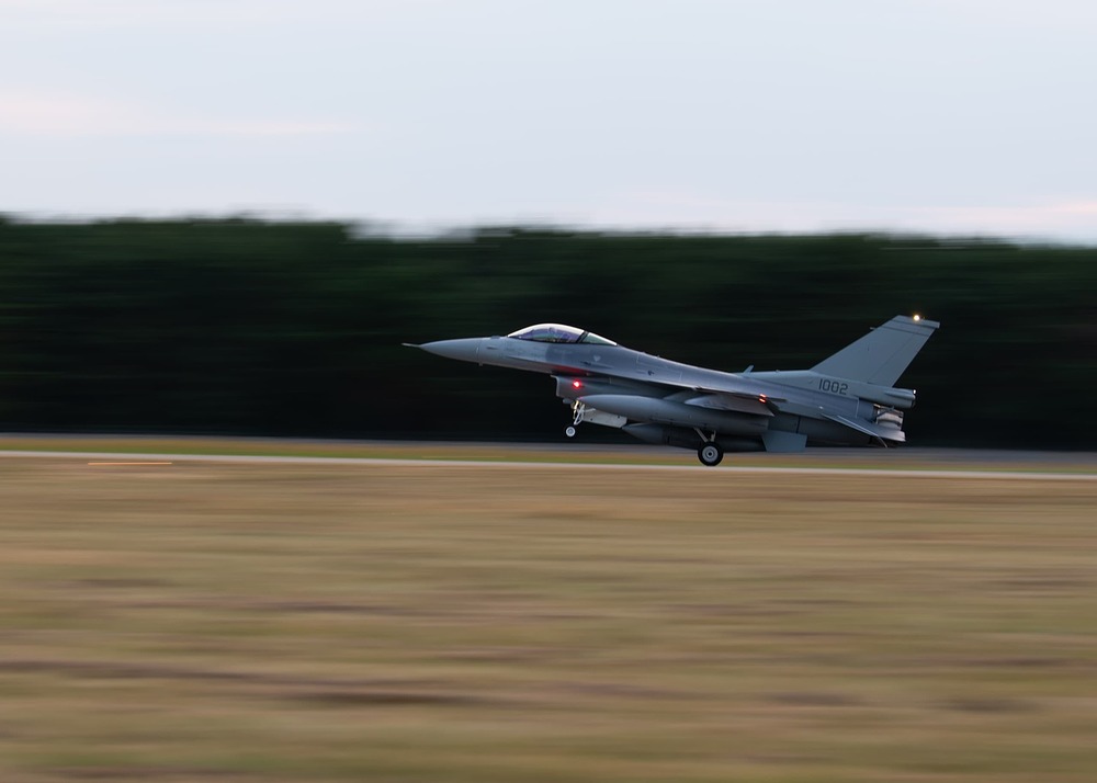 122nd_Fighter_Wing_pilot_delivers_Slovakia's_first_F-16s_(8549566)