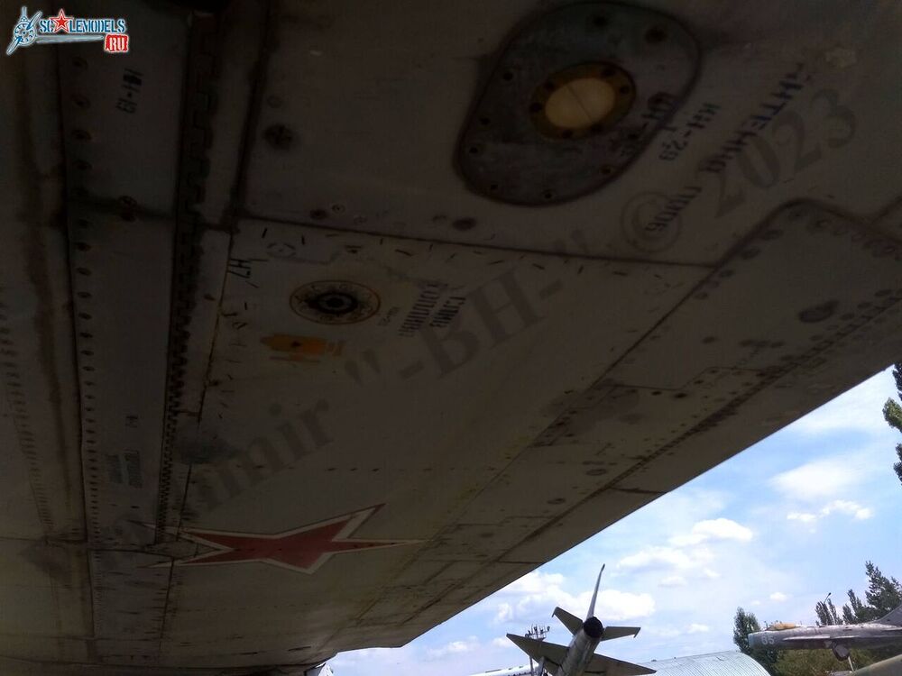 MiG-27D_Lugansk_4