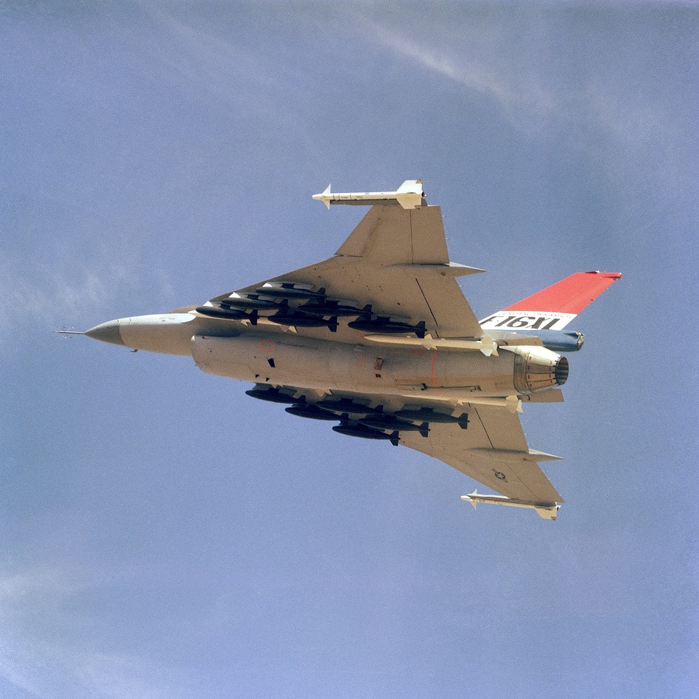 F-16XL_loaded_with_500lb_bombs