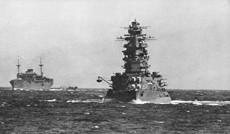 Yasukuni_Maru_and_Nagato,_October_1941