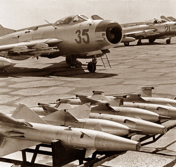 Dostavka-raket-K-5M-RS-2U-i-K-5-RS-1U-k-MiG-19PM.-600x569